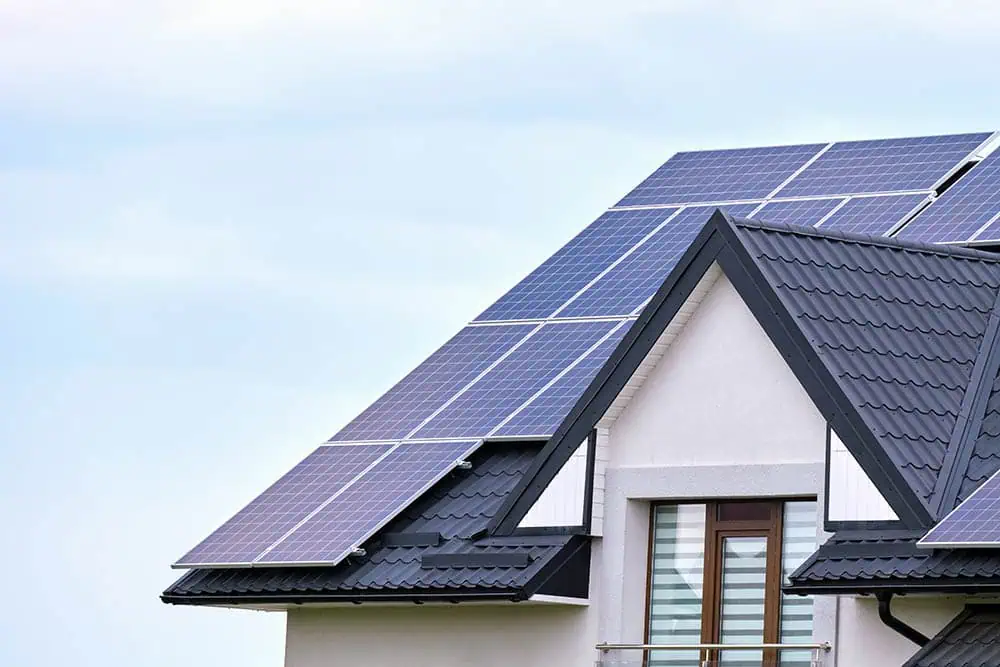 how many solar panels do you need to power a home, photo of a roof with solar panels